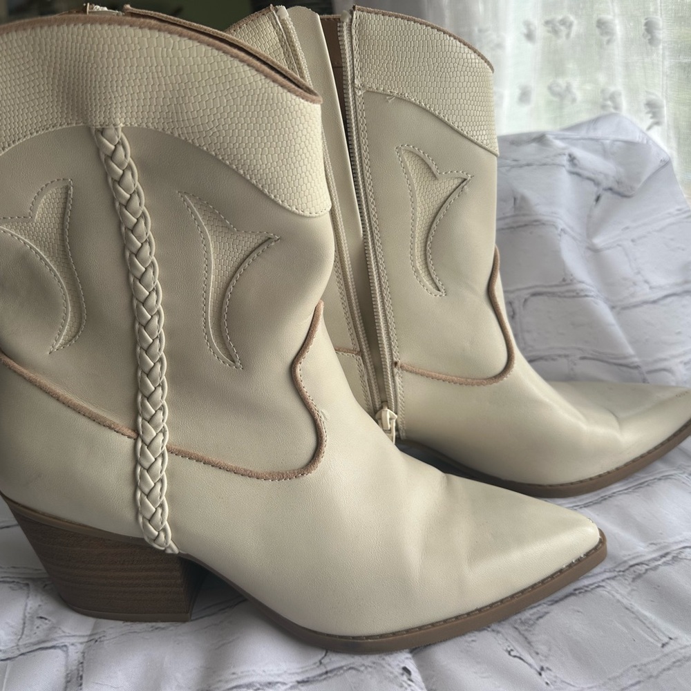 Cream Ankle Heeled Boots with Pointed Toe and Western Stitching
